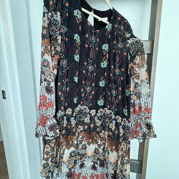 Pretty pleated dress purchased from
a boutique in Chantilly France. - Picture 2 of 3